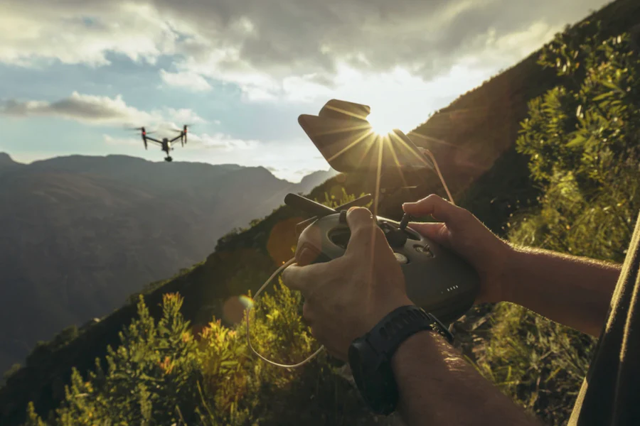 Droni nei parchi naturali: volo sopra una foresta con vista panoramica, simbolo di tecnologia e rispetto per l’ambiente.